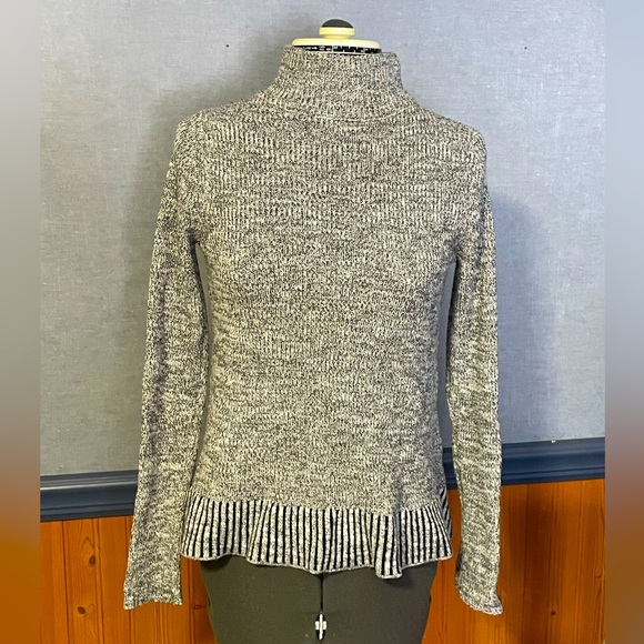 EUC- Mock neck sweater size XS - Picture 1 of 4